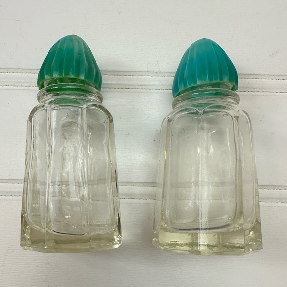 Hazel Atlas Vintage Salt and Pepper Shaker Set with Teal Lids - Picture 10 of 10